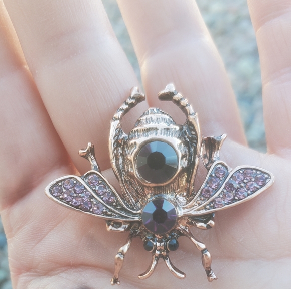 New Rhinestone Bee Brooch. - Picture 14 of 14
